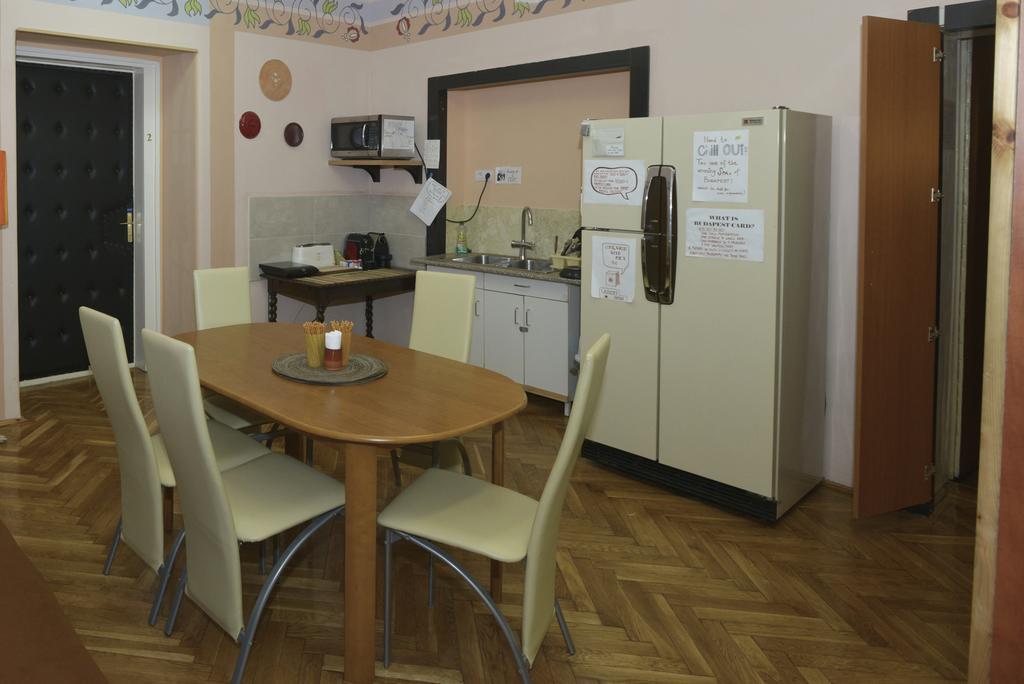 Yolo Hostel Budapest Esterno foto