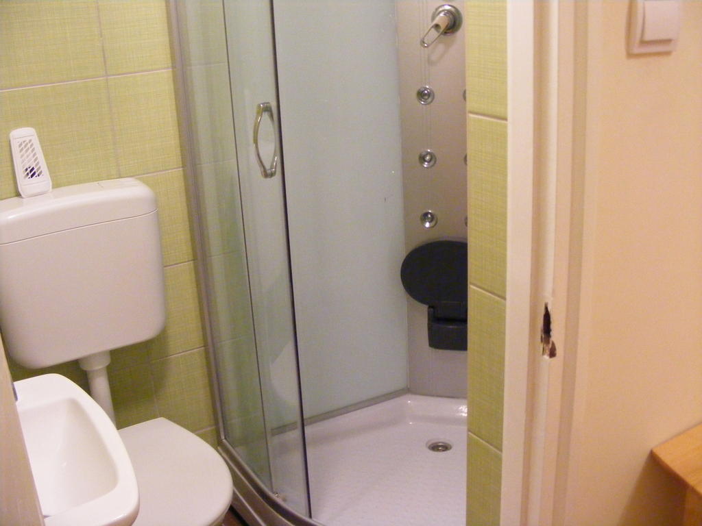 Yolo Hostel Budapest Esterno foto