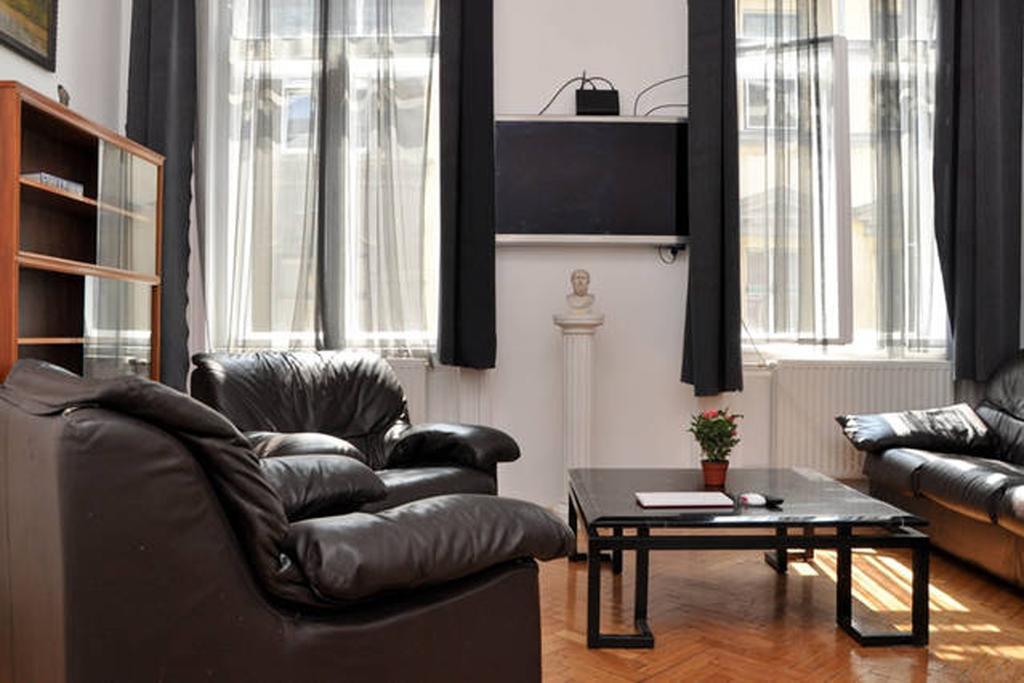 Yolo Hostel Budapest Esterno foto